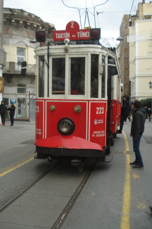Tunel-Taksim tramvaj T koji prolazi kroz Istiklal ulicu - Tunel - Taksim tram T passing through Istiklal street