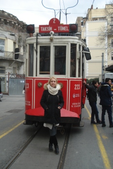 Tunel-Taksim tramvaj T koji prolazi kroz Istiklal ulicu - Tunel - Taksim tram T passing through Istiklal street