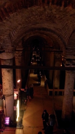 Cisterna Bazilika, ulaz napravljen od 52 kamena stepenika - Basilica Cistern, the entrance is made up of 52 stone steps